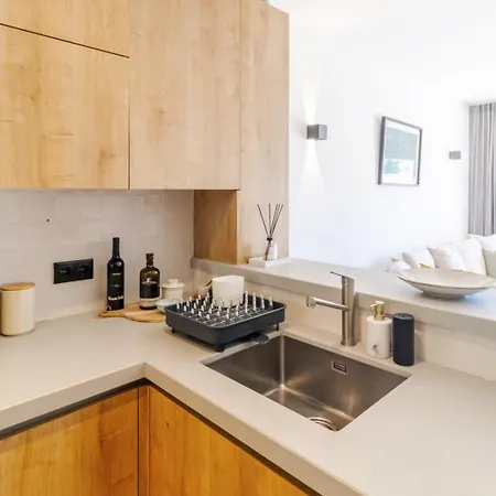 Casa Aura, Luxury Apartment, Pool, Outdoor Shower, 400m * Praia Da Luz