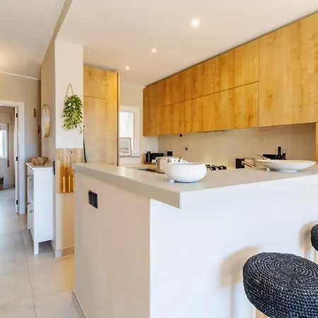 Casa Aura, Luxury Apartment, Pool, Outdoor Shower, 400m Luz